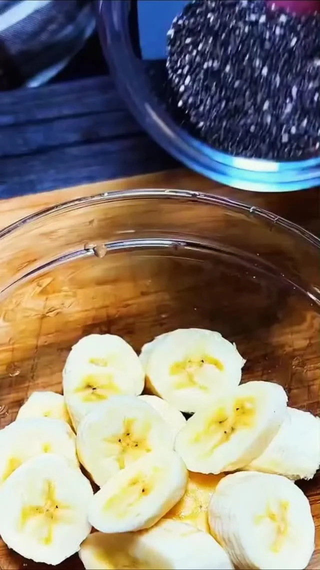 Banana and Chia Seed Smoothie for Fullness, Energy, and Weight Loss 1 Banana Chia Seed Smoothie in a glass with fresh bananas and chia seeds