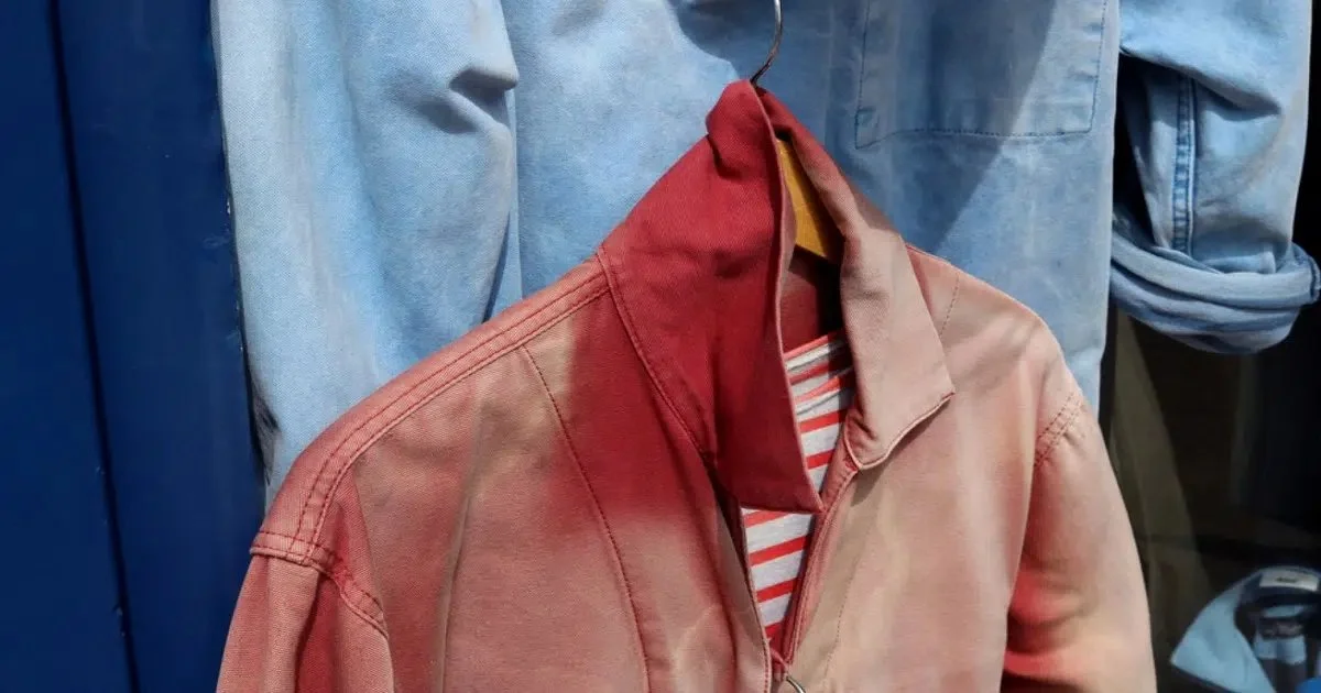 How to Restore Faded Clothes: A Simple Bay Leaf and Baking Soda Trick