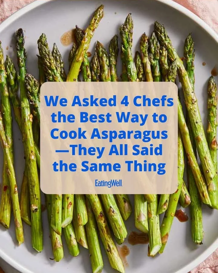 Roasting Asparagus to Perfection: Your Complete Guide 1 Freshly roasted asparagus spears on a serving plate with seasoning.