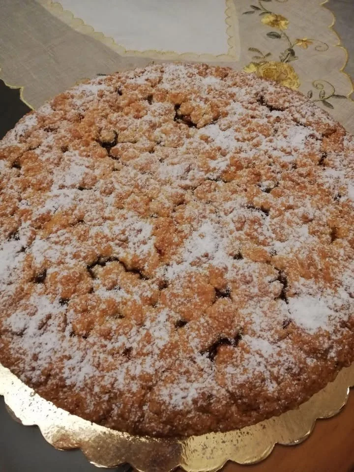 Sbriciolata 1 Sbriciolata, dolce italiano con ripieno di marmellata e briciole croccanti.